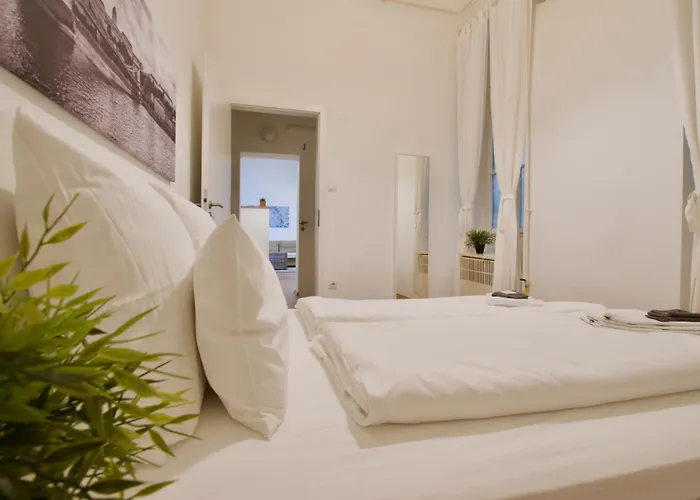 Sunset Point Apartment *